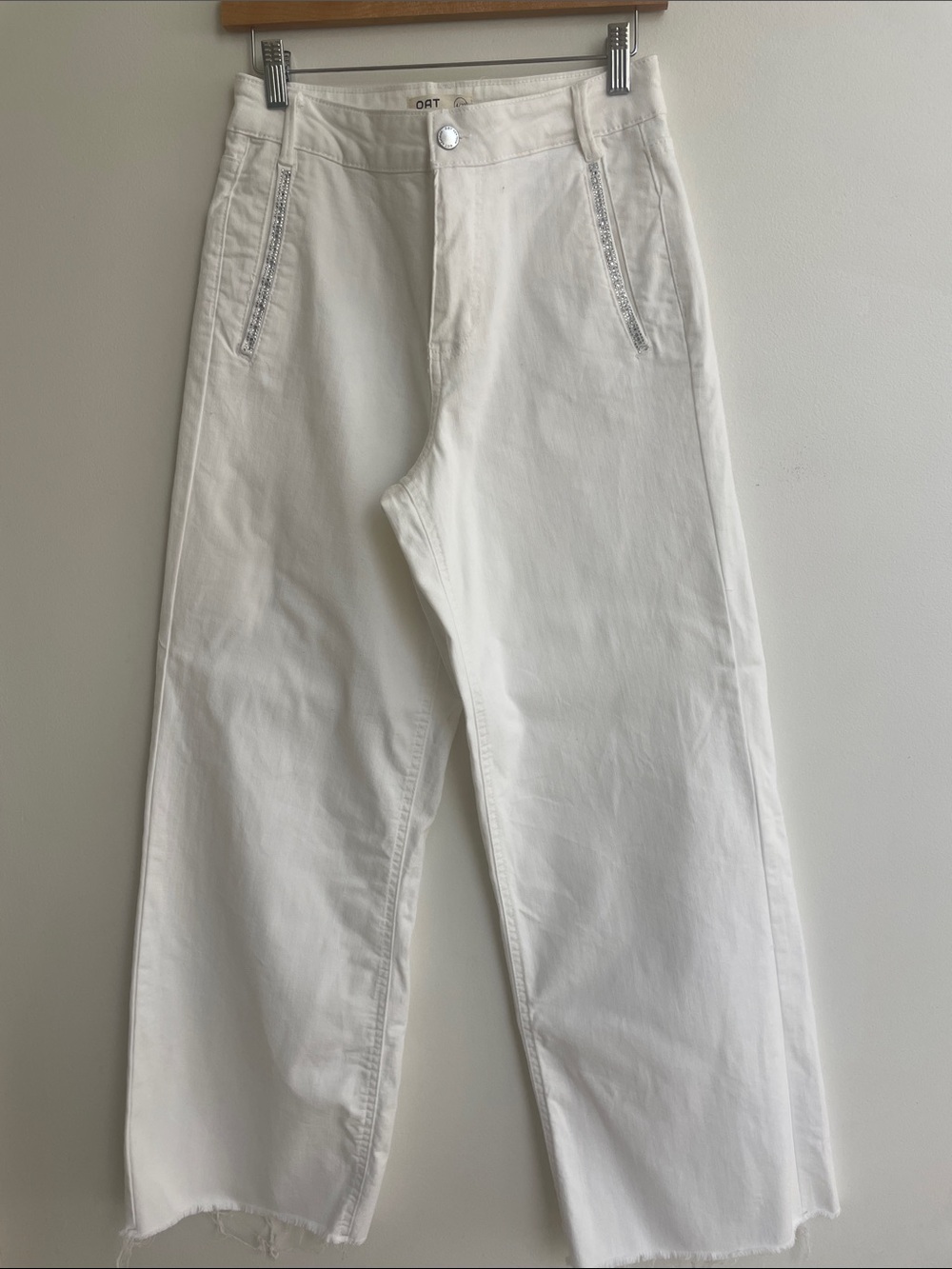 Oak Wide Leg White Jean with Silver Side Pocket Detail. Size 4/27